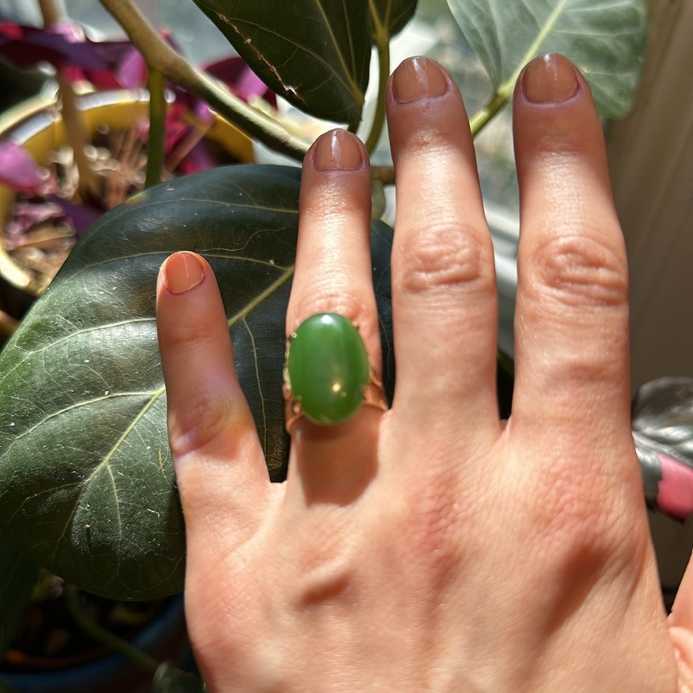 Vintage Green Oval Jade Ring in 18K Gold